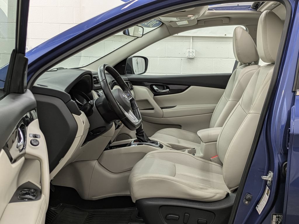 Used 2021 Nissan Rogue Sport SV AWD/4WD image 3