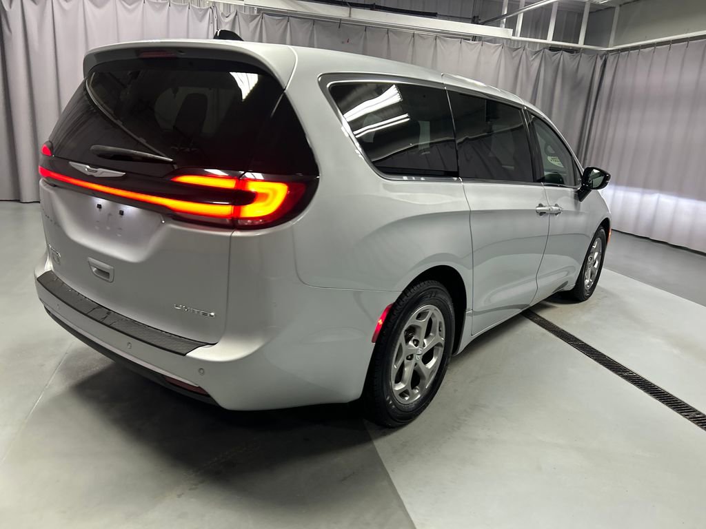 Used 2024 Chrysler Pacifica Limited image 7