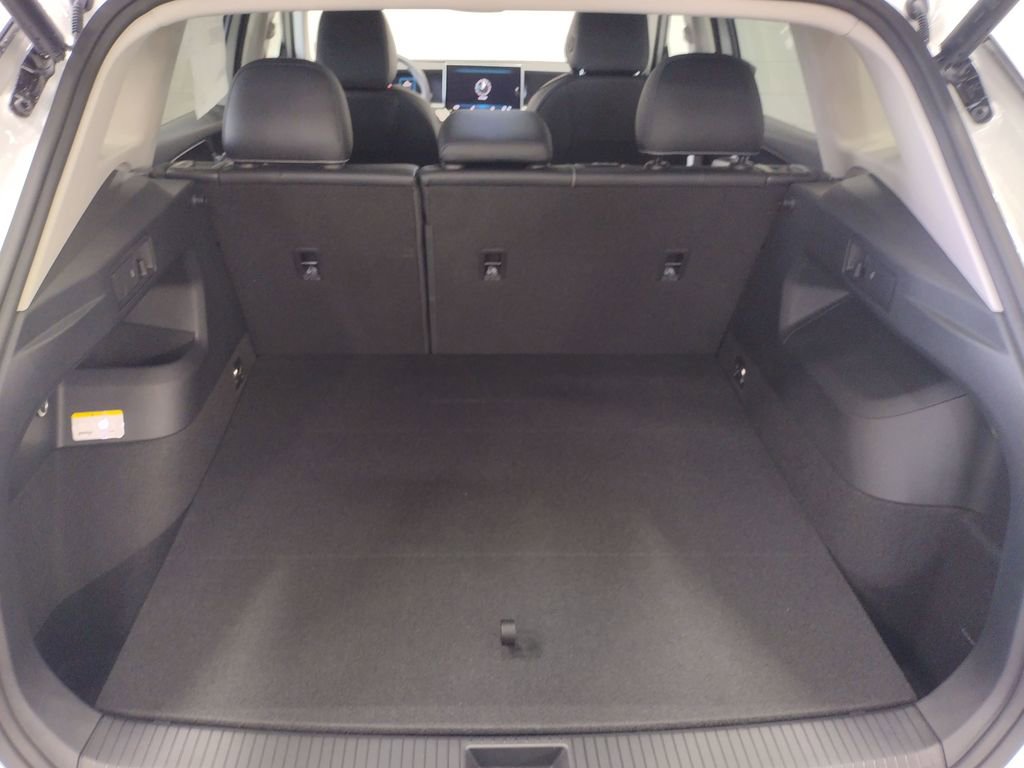 New 2025 Volkswagen Tiguan SE image 16