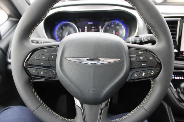 Used 2025 Chrysler Pacifica Limited FWD image 26