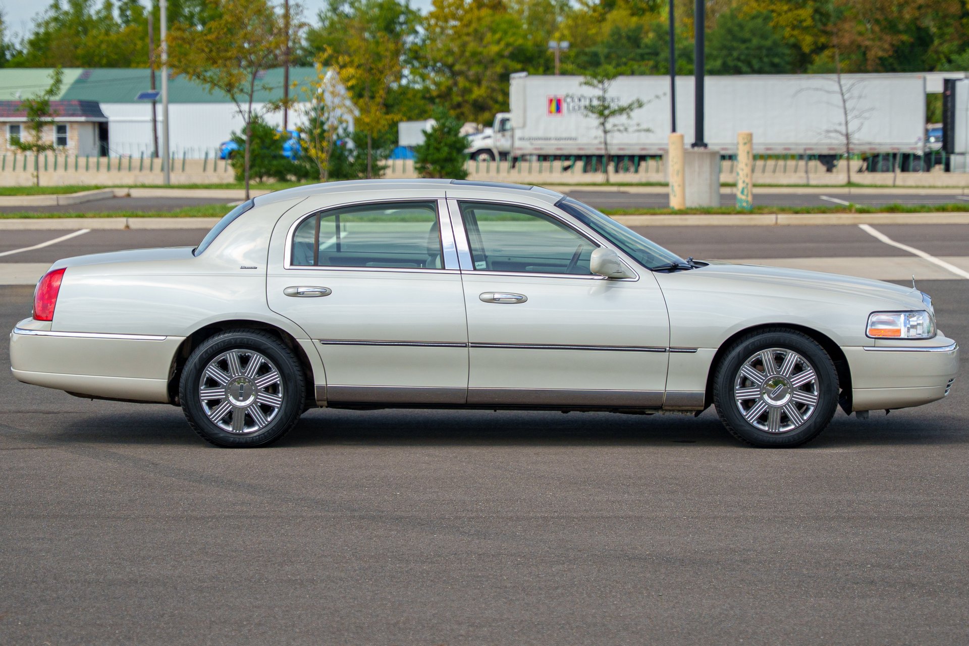 Used 2004 Lincoln Town Car Ultimate RWD image 13