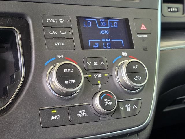 Used 2018 Toyota Sienna SE w/ SE Preferred Package FWD image 24