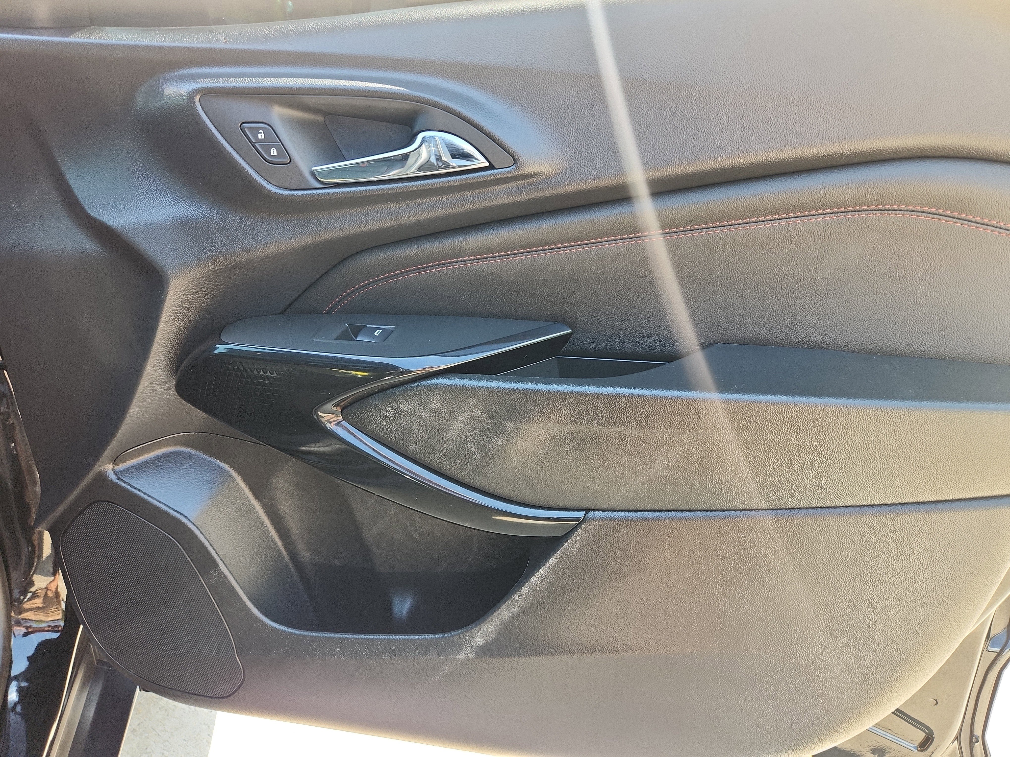 Used 2025 Chevrolet Trax RS w/ Sunroof Package FWD image 49