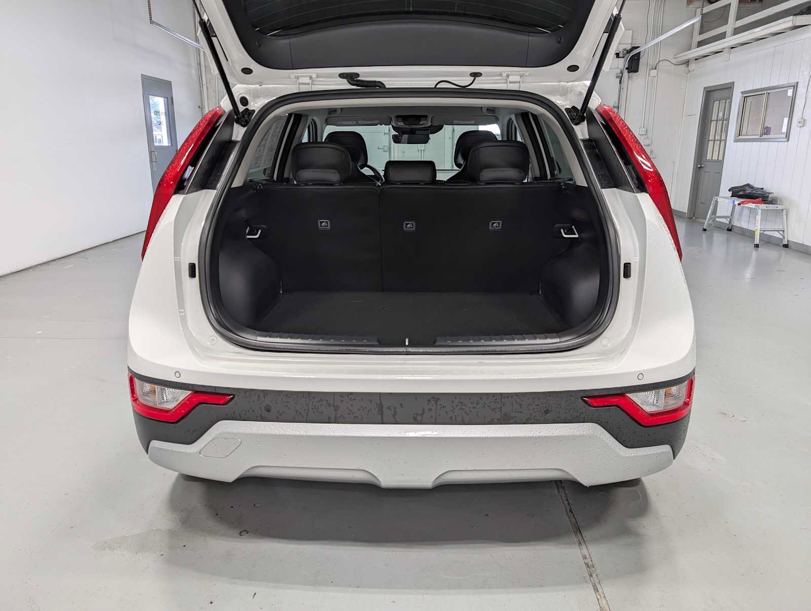 Used 2024 Kia Niro EX FWD image 40
