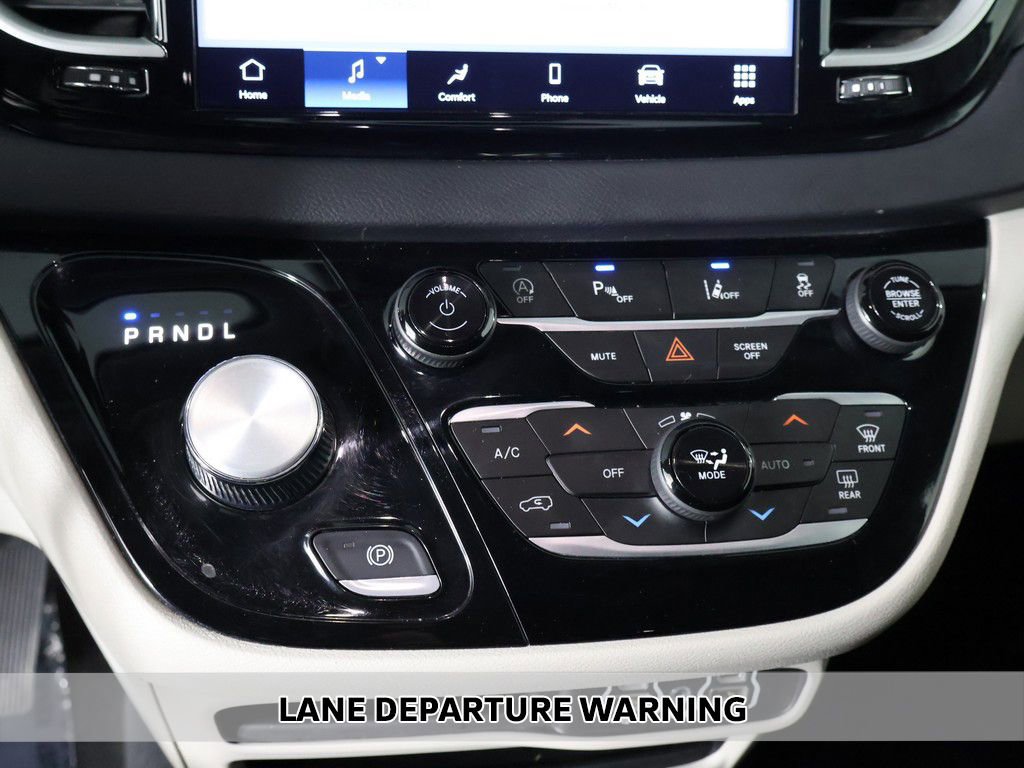 Used 2024 Chrysler Pacifica Touring-L FWD image 4