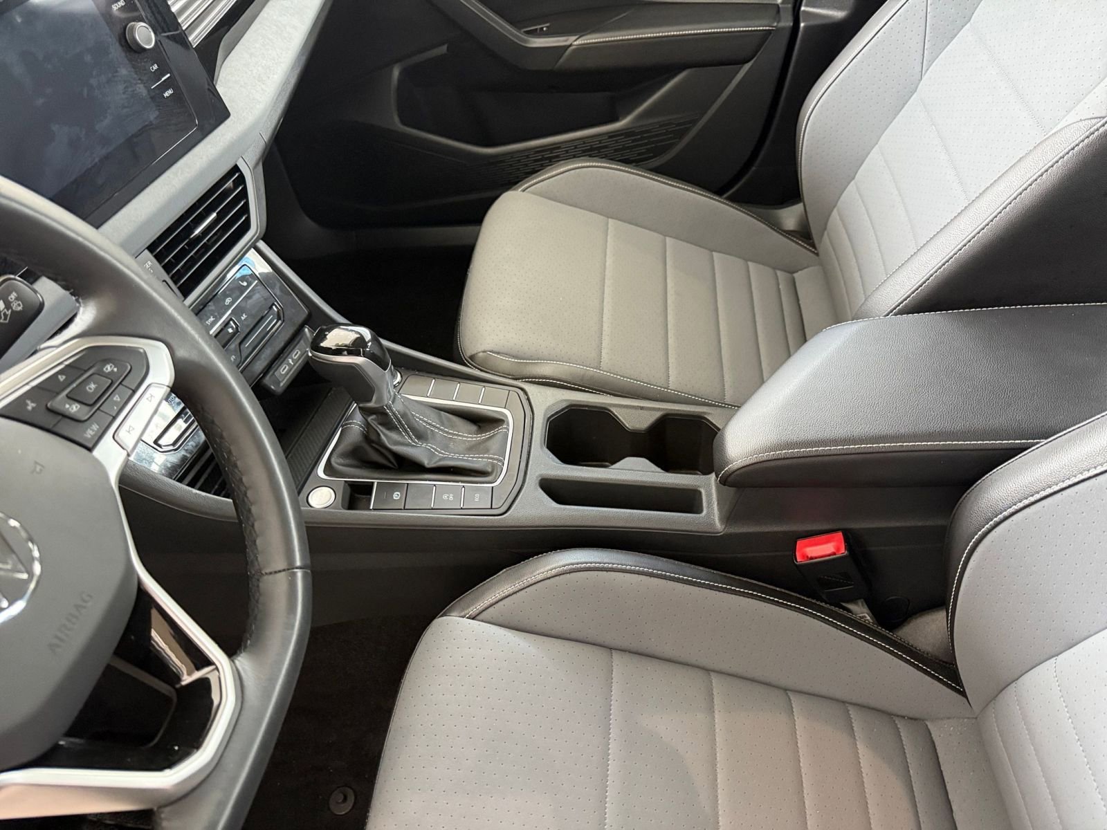 Used 2025 Volkswagen Jetta SE image 41