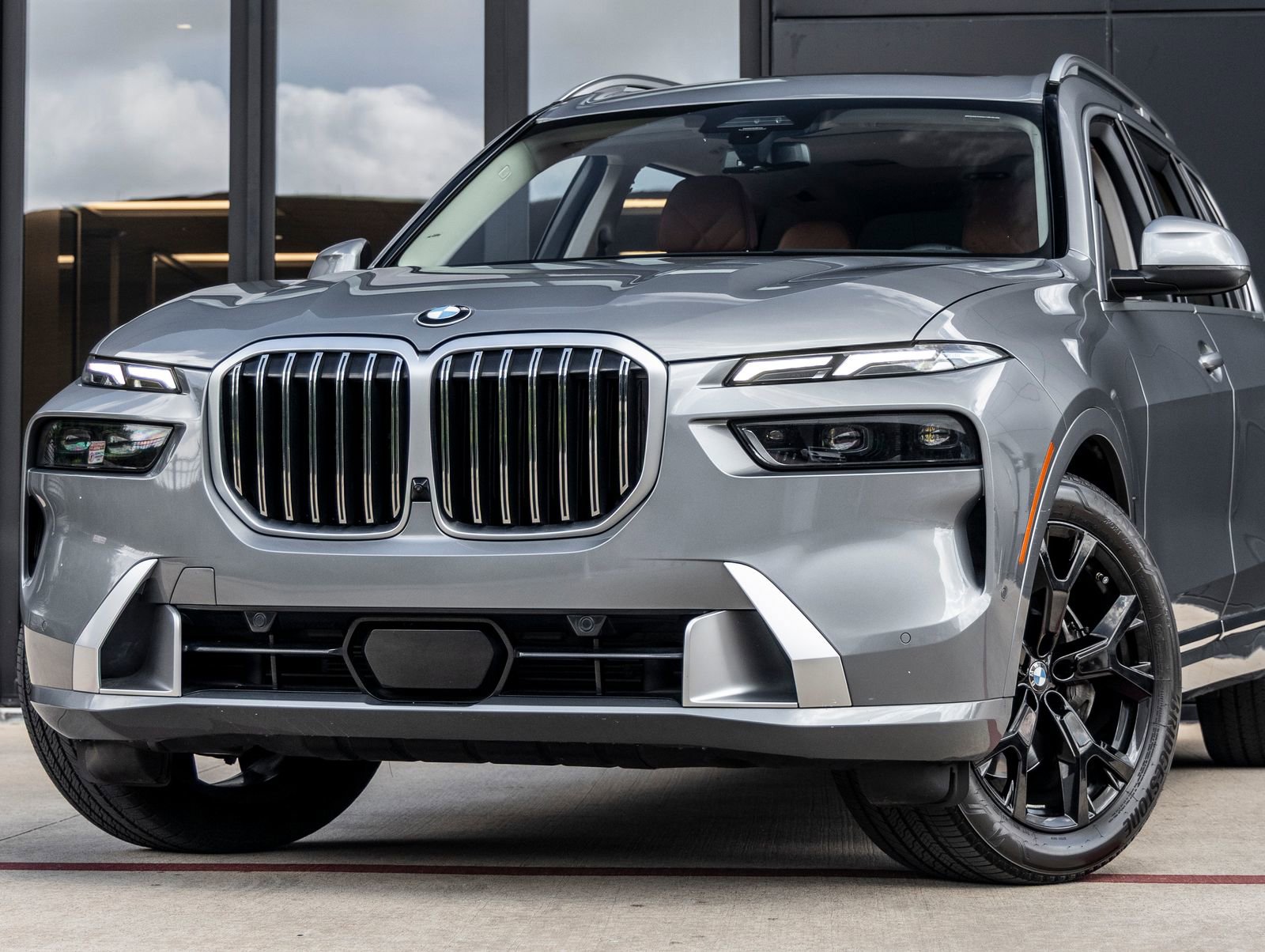 Used 2023 BMW X7 xDrive40i w/ Premium Package image 3
