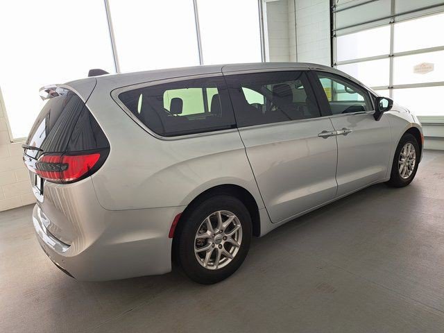 Used 2024 Chrysler Pacifica Touring-L FWD image 5