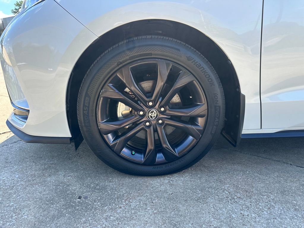 Used 2023 Toyota Sienna XSE FWD image 28