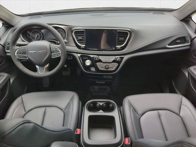 New 2025 Chrysler Pacifica Select AWD/4WD image 14