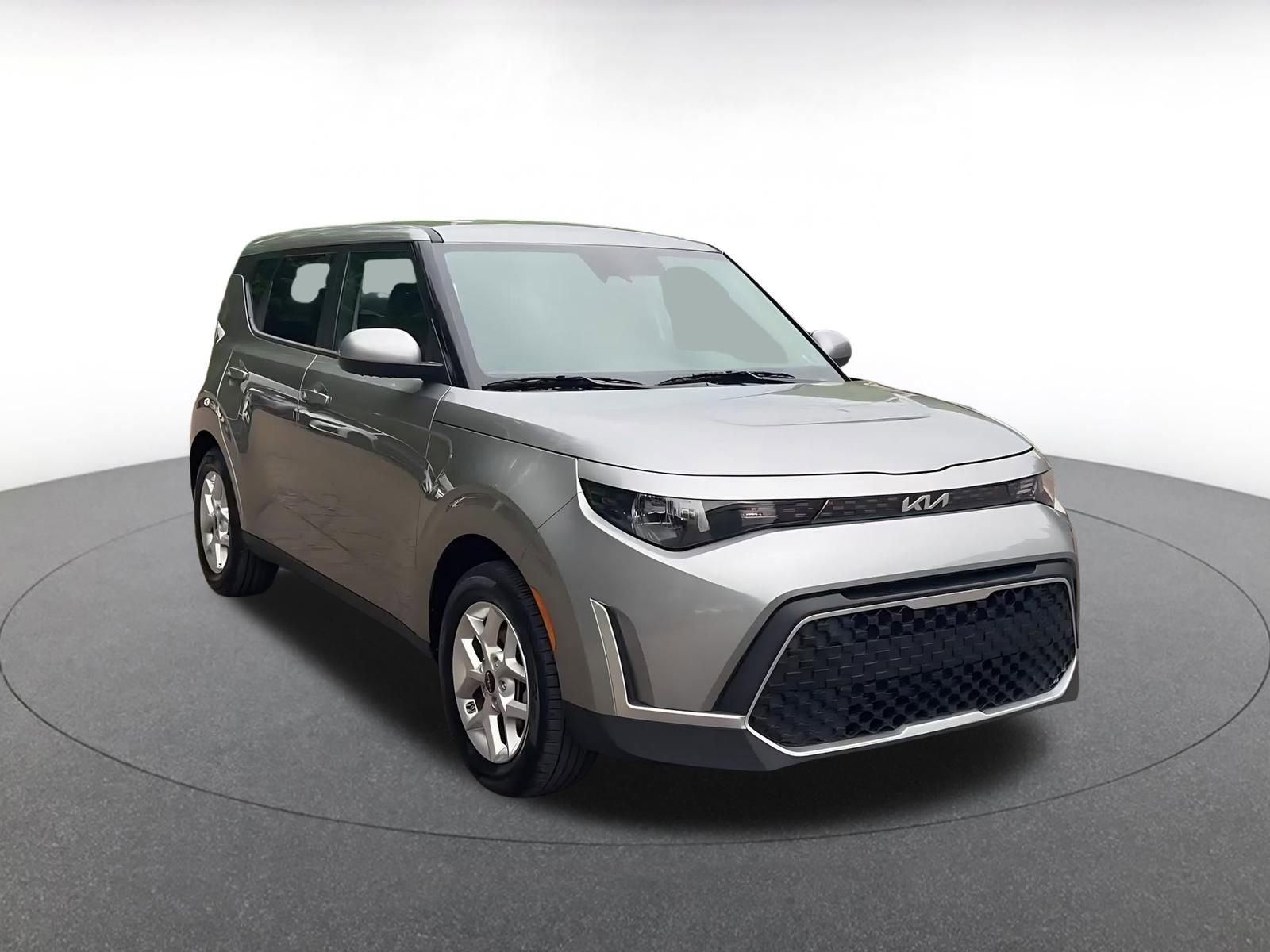 Used 2025 Kia Soul LX w/ LX Technology Package FWD image 3