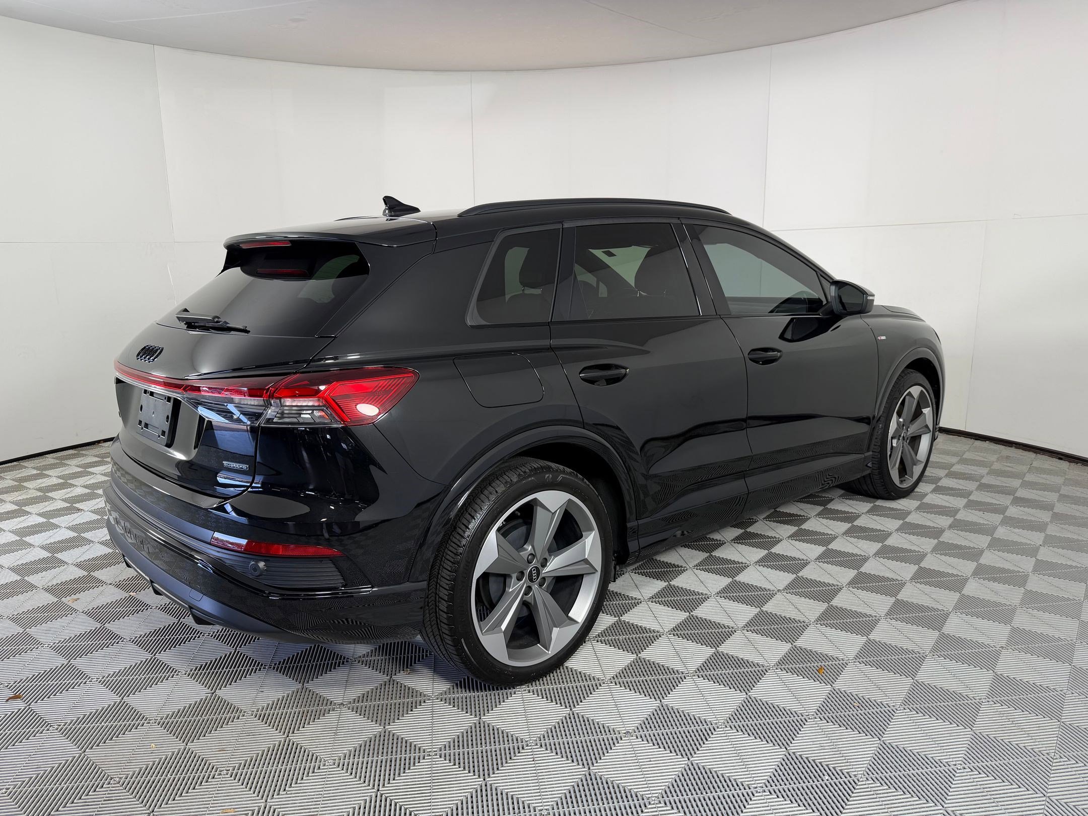 Used 2025 Audi Q4 e-tron Premium Plus image 9
