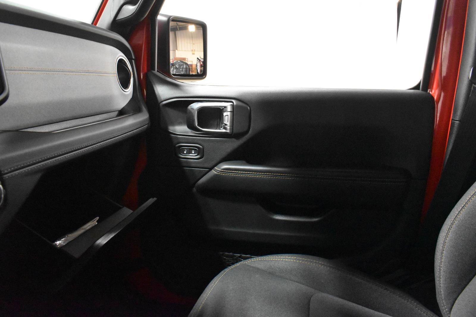 Used 2025 Jeep Wrangler Sahara image 19