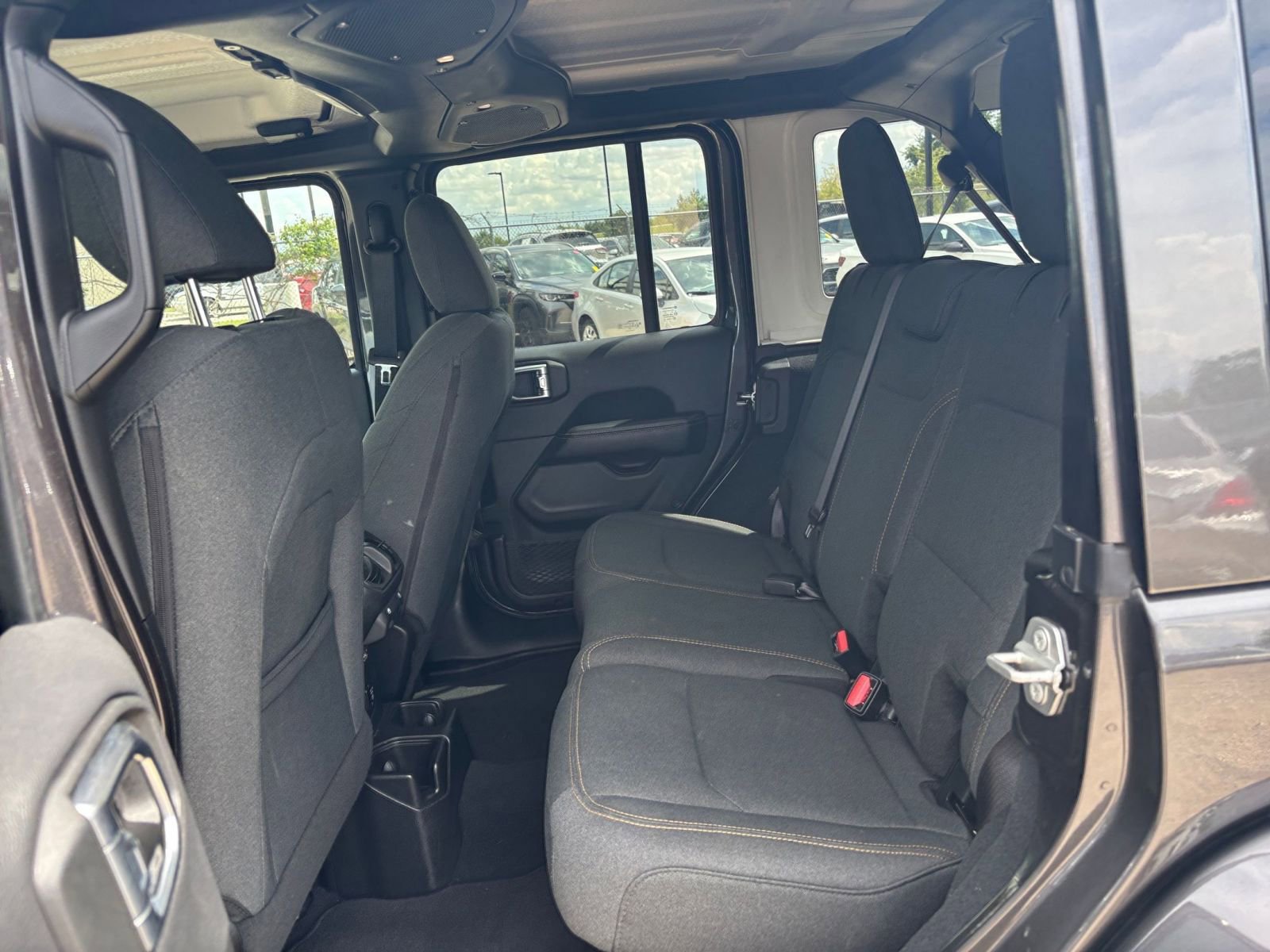 Used 2025 Jeep Wrangler Sahara image 24