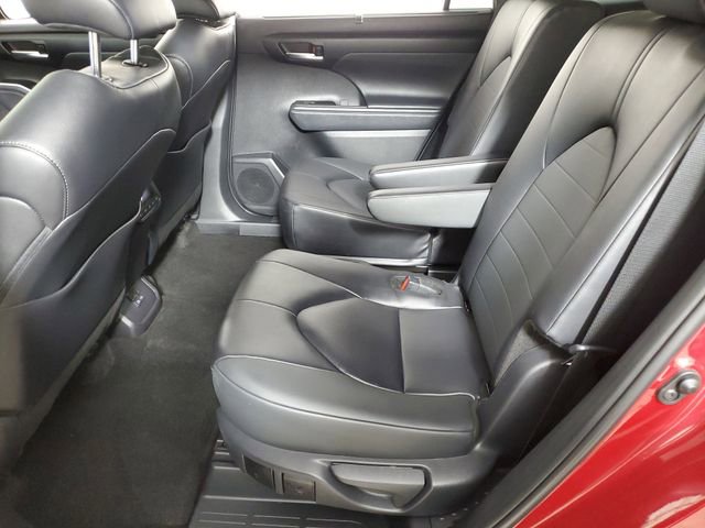 Used 2025 Toyota Highlander XLE image 12