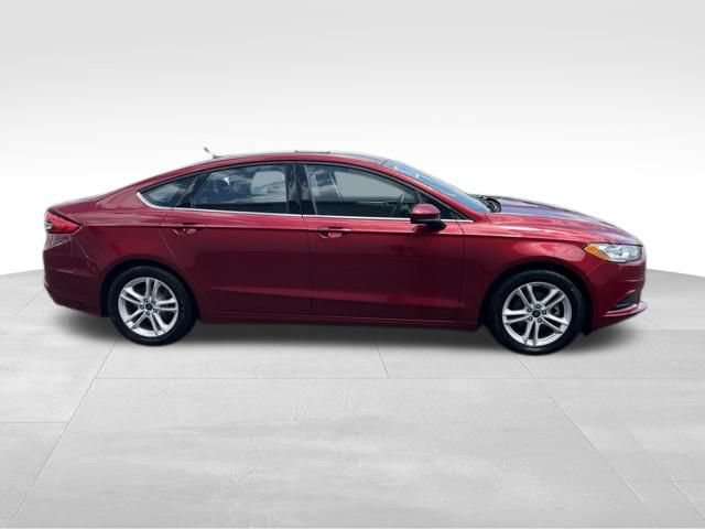 Used 2018 Ford Fusion SE w/ Fusion SE Technology Package FWD image 4