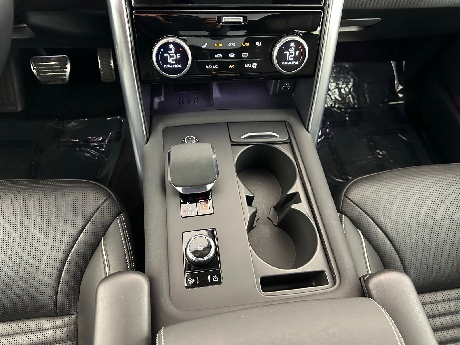 Used 2023 Land Rover Discovery Metropolitan Edition image 15