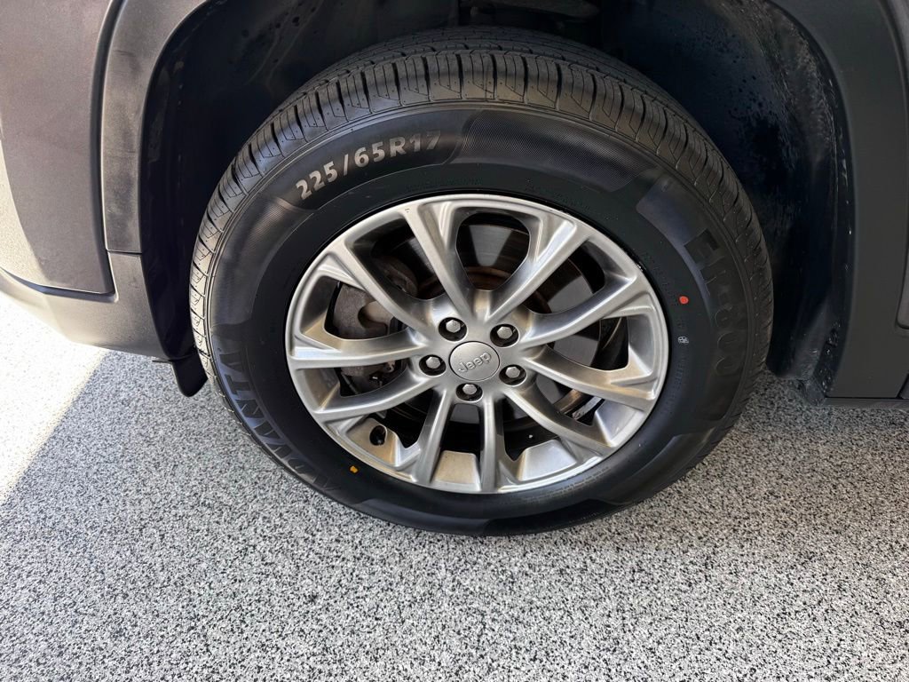 Used 2020 Jeep Cherokee Latitude Plus w/ Cold Weather Group AWD/4WD image 13