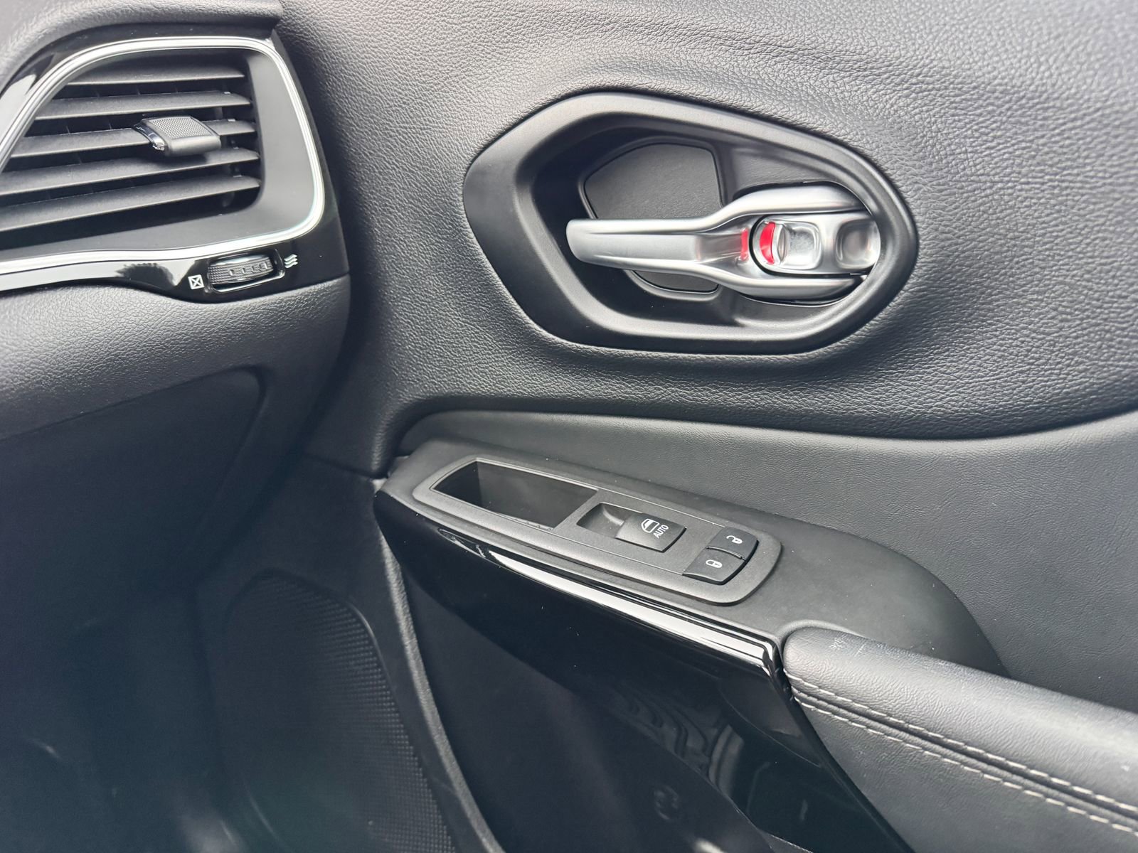 Used 2023 Jeep Cherokee Altitude Lux image 22