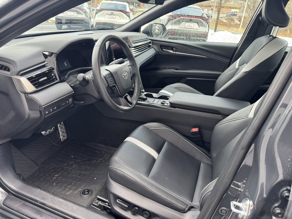 Used 2025 Toyota Camry SE w/ Convenience Package image 8