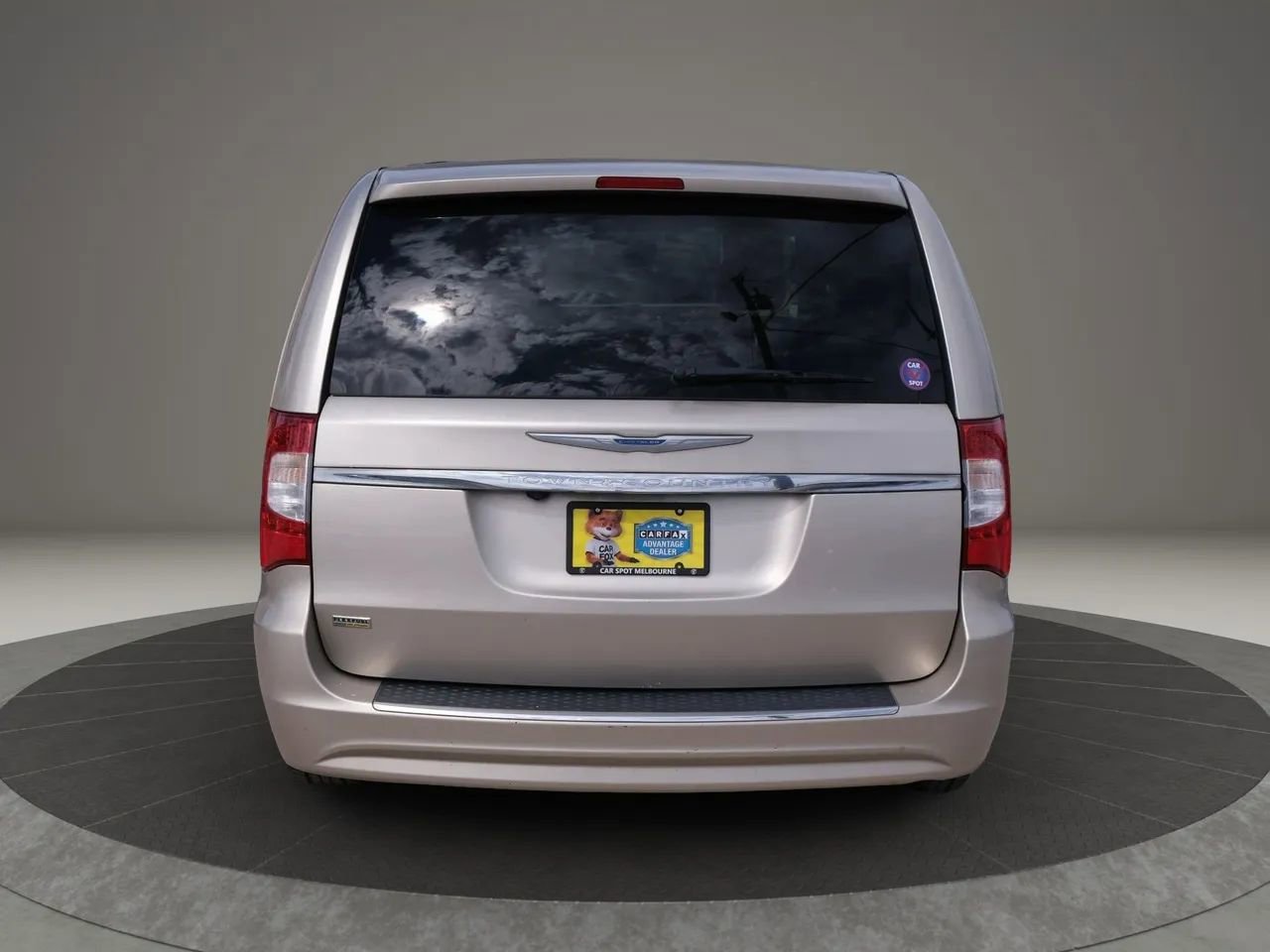 Used 2015 Chrysler Town & Country Touring image 4