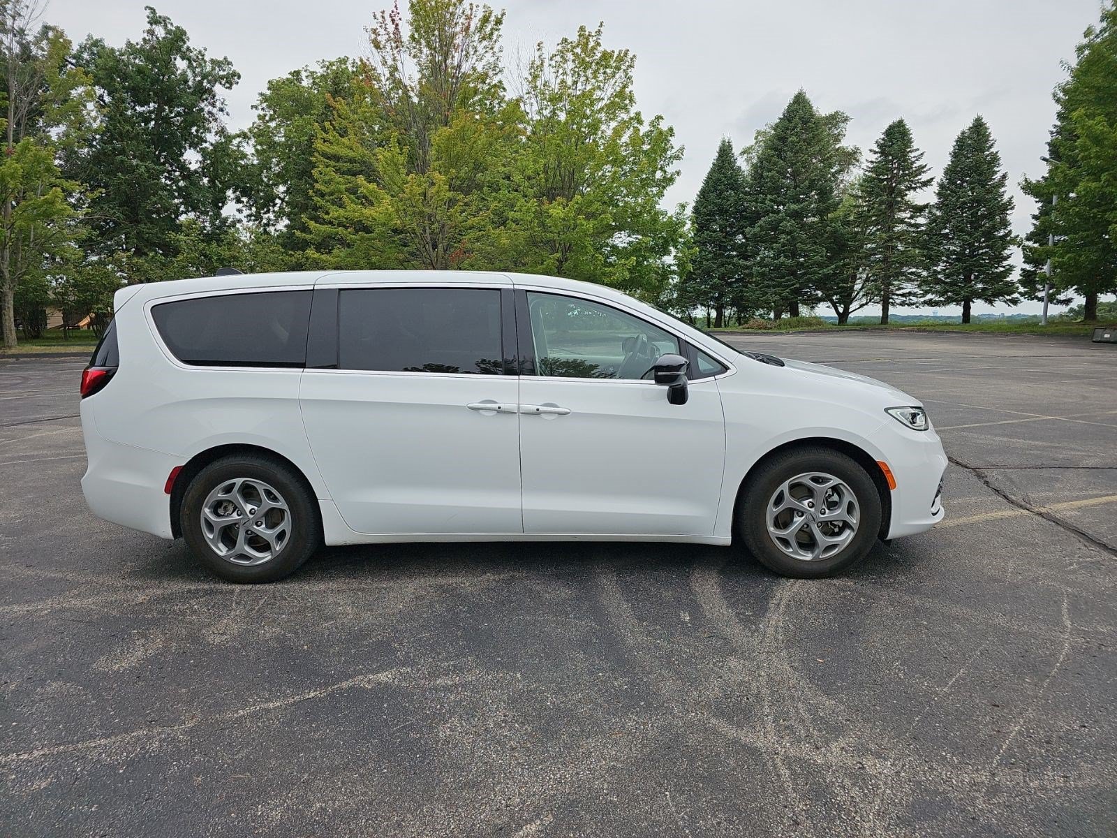 Used 2024 Chrysler Pacifica Limited w/ Trailer Tow Group FWD image 7