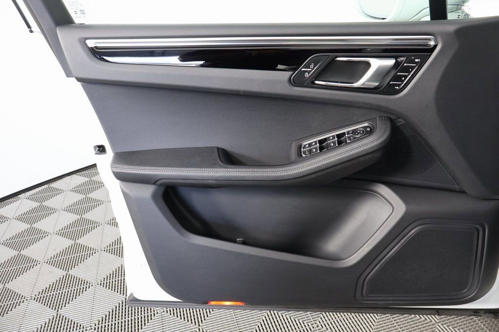 Used 2024 Porsche Macan AWD/4WD image 11