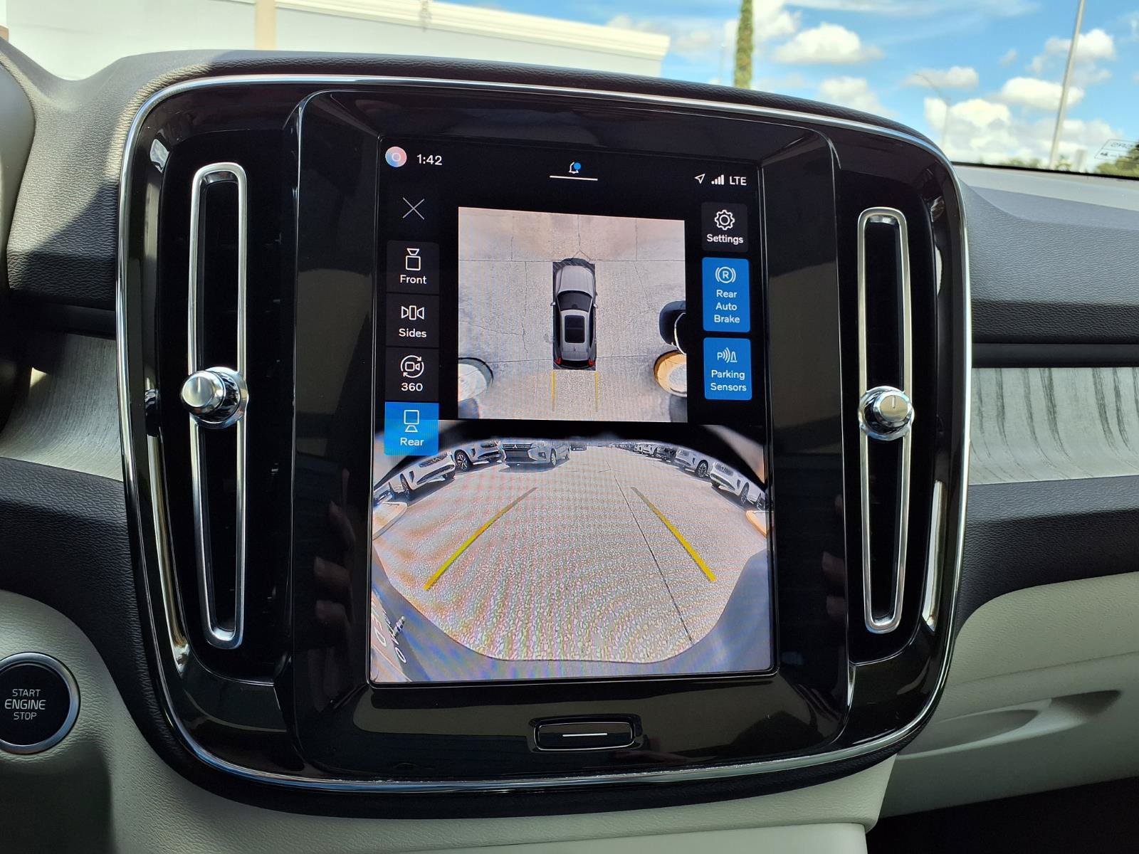 Certified 2025 Volvo XC40 B5 Ultra AWD/4WD image 27