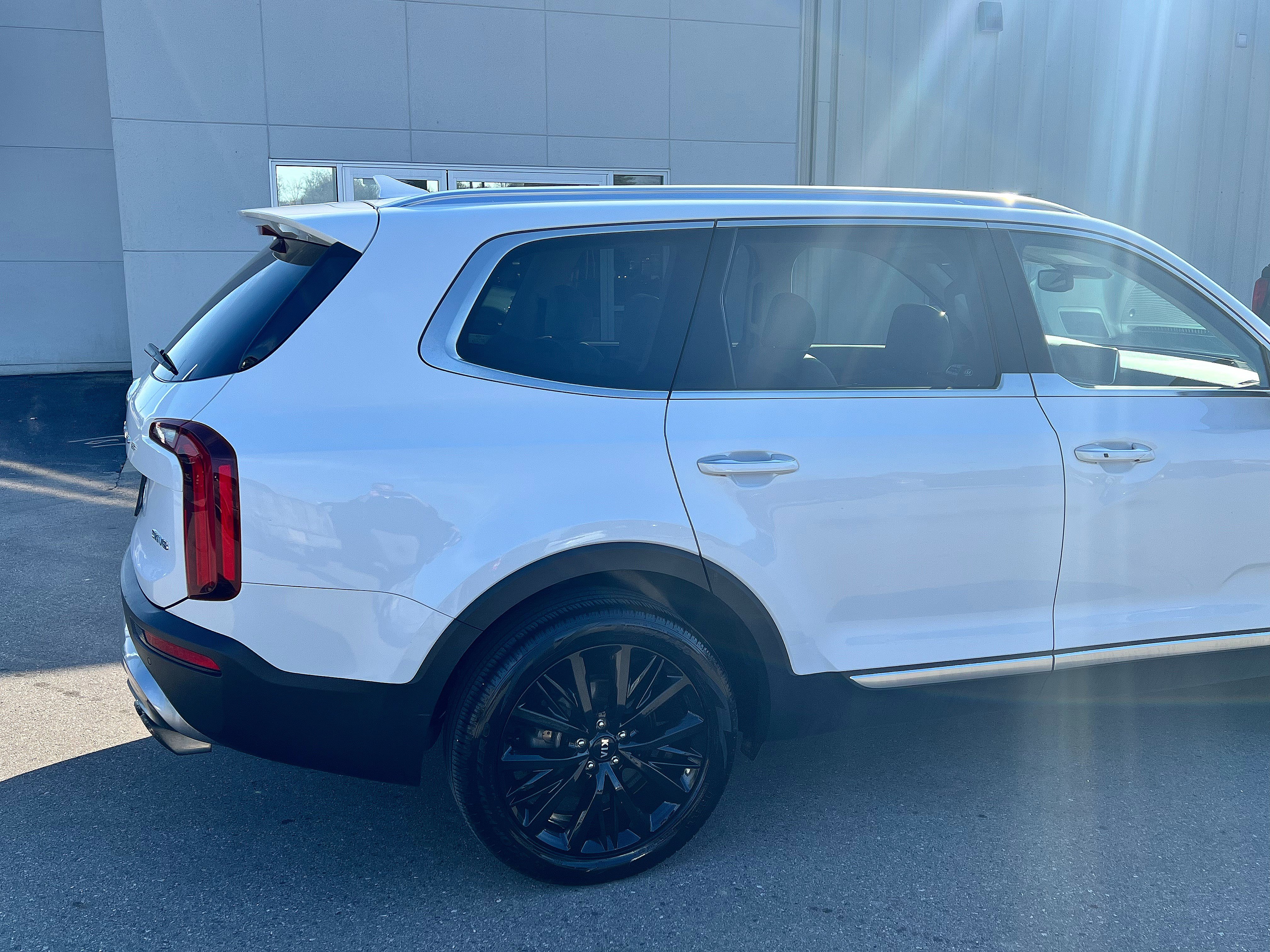 Used 2020 Kia Telluride SX w/ SX Prestige Package image 3