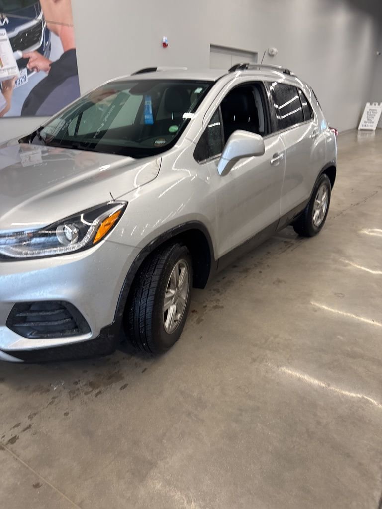 Used 2020 Chevrolet Trax LT w/ LT Convenience Package image 2