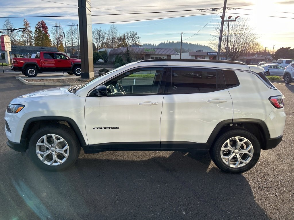 Used 2024 Jeep Compass Latitude image 8