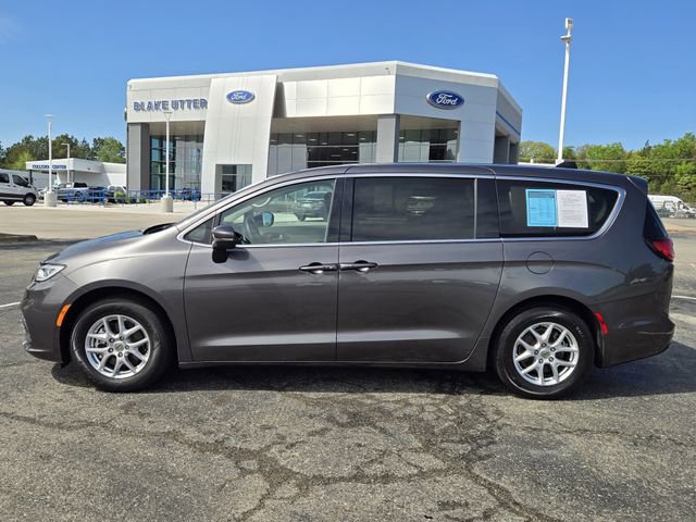 Used 2023 Chrysler Pacifica Touring-L image 4