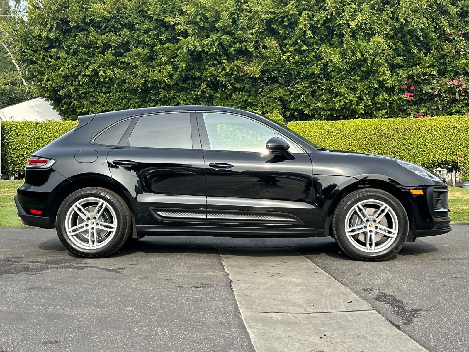 Certified 2025 Porsche Macan AWD/4WD image 9
