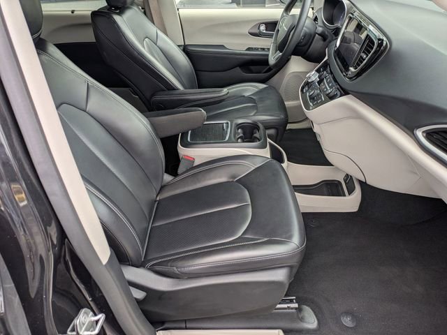 Used 2023 Chrysler Pacifica Touring-L FWD image 31