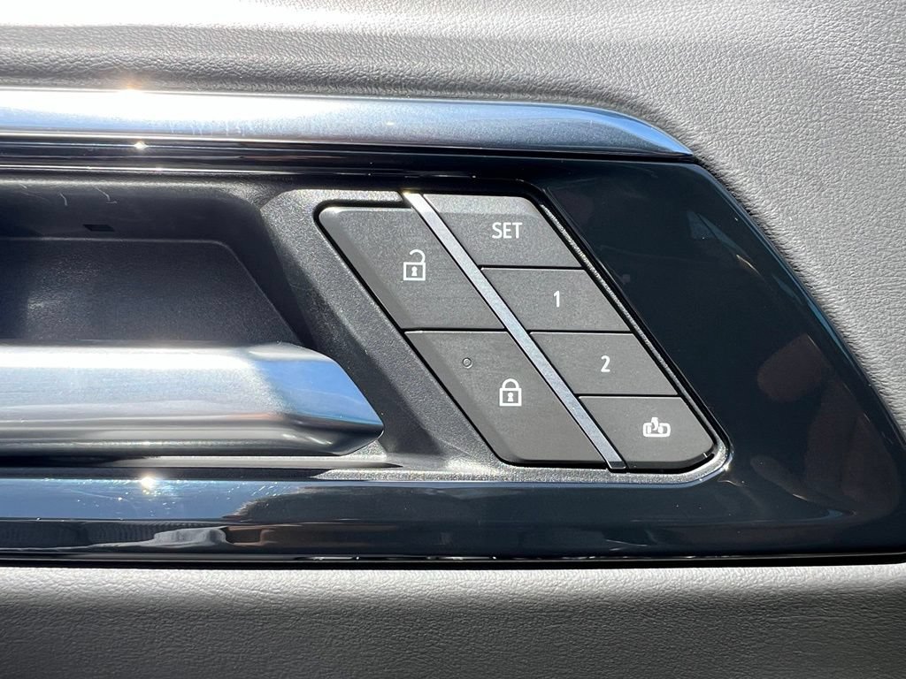 Used 2025 Chevrolet Tahoe High Country AWD/4WD image 40