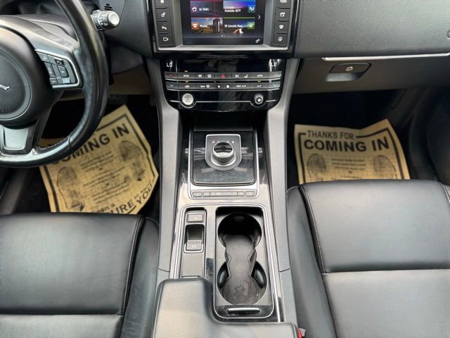 Used 2018 Jaguar F-PACE Premium image 27