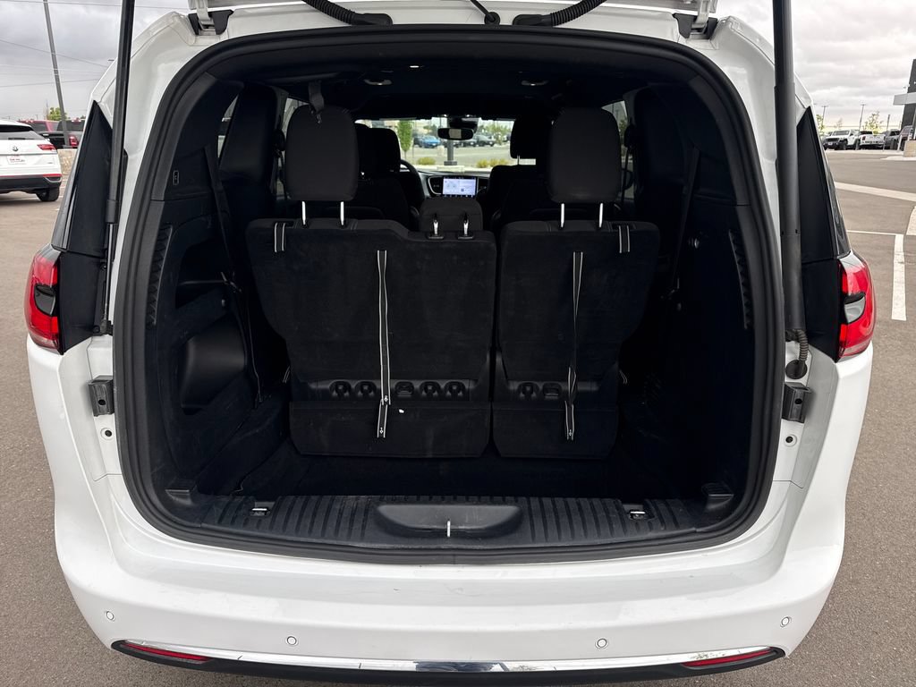 Used 2024 Chrysler Pacifica Touring FWD image 28