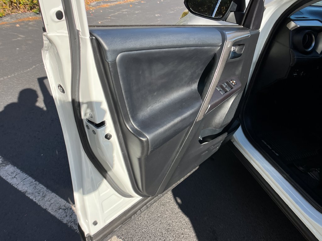 Used 2018 Toyota RAV4 XLE AWD/4WD image 11