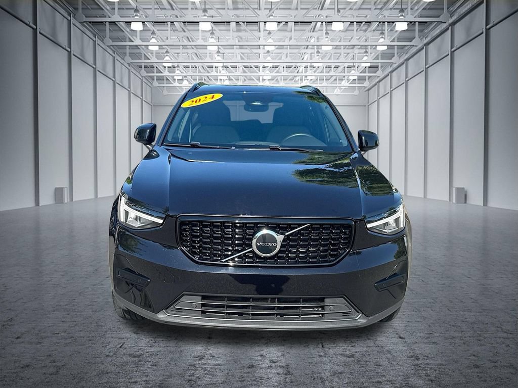 Used 2024 Volvo XC40 B5 Core AWD/4WD image 2