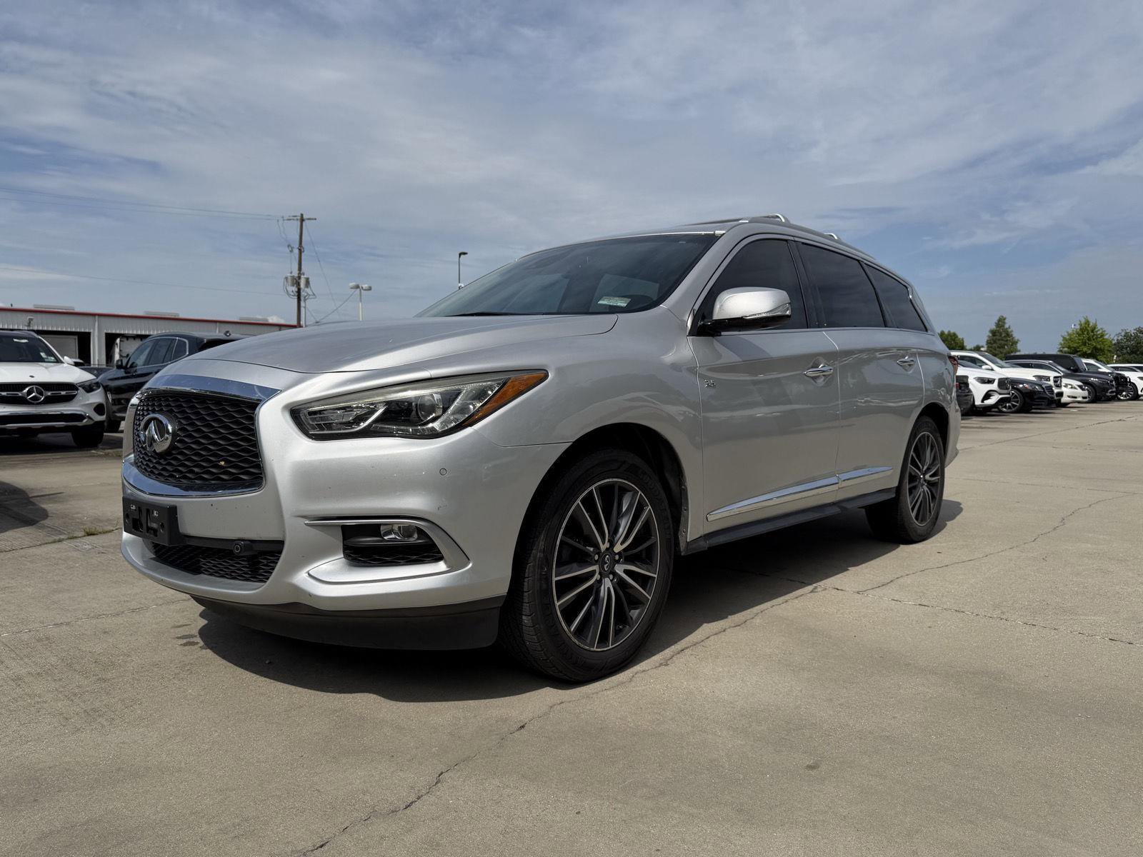 Used 2016 INFINITI QX60 FWD w/ Deluxe Technology Package image 3