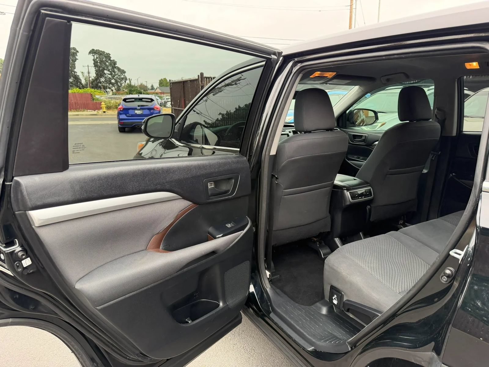 Used 2014 Toyota Highlander LE AWD/4WD image 11