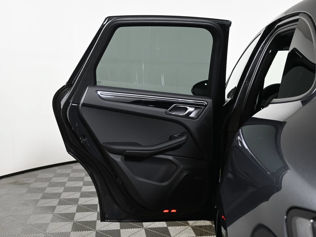 Used 2026 Porsche Macan AWD/4WD image 36