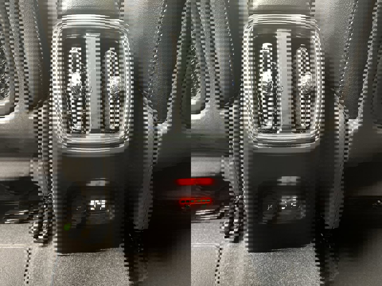 Used 2025 Volvo XC40 B5 Core image 13