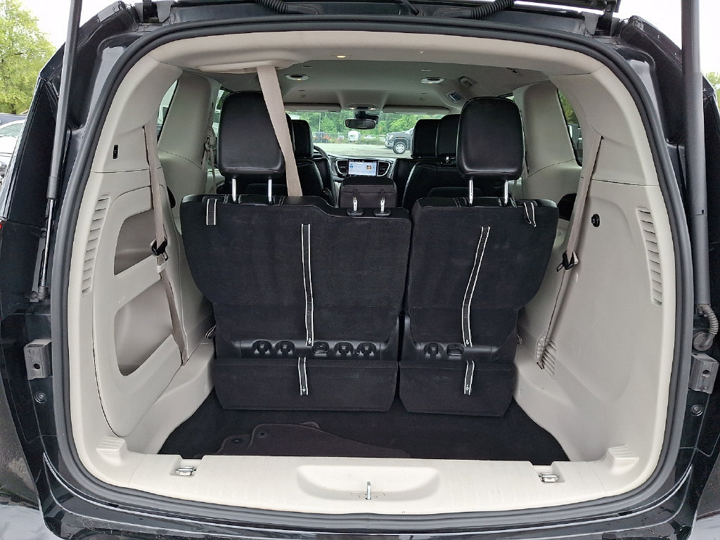 Used 2024 Chrysler Pacifica Touring-L FWD image 31