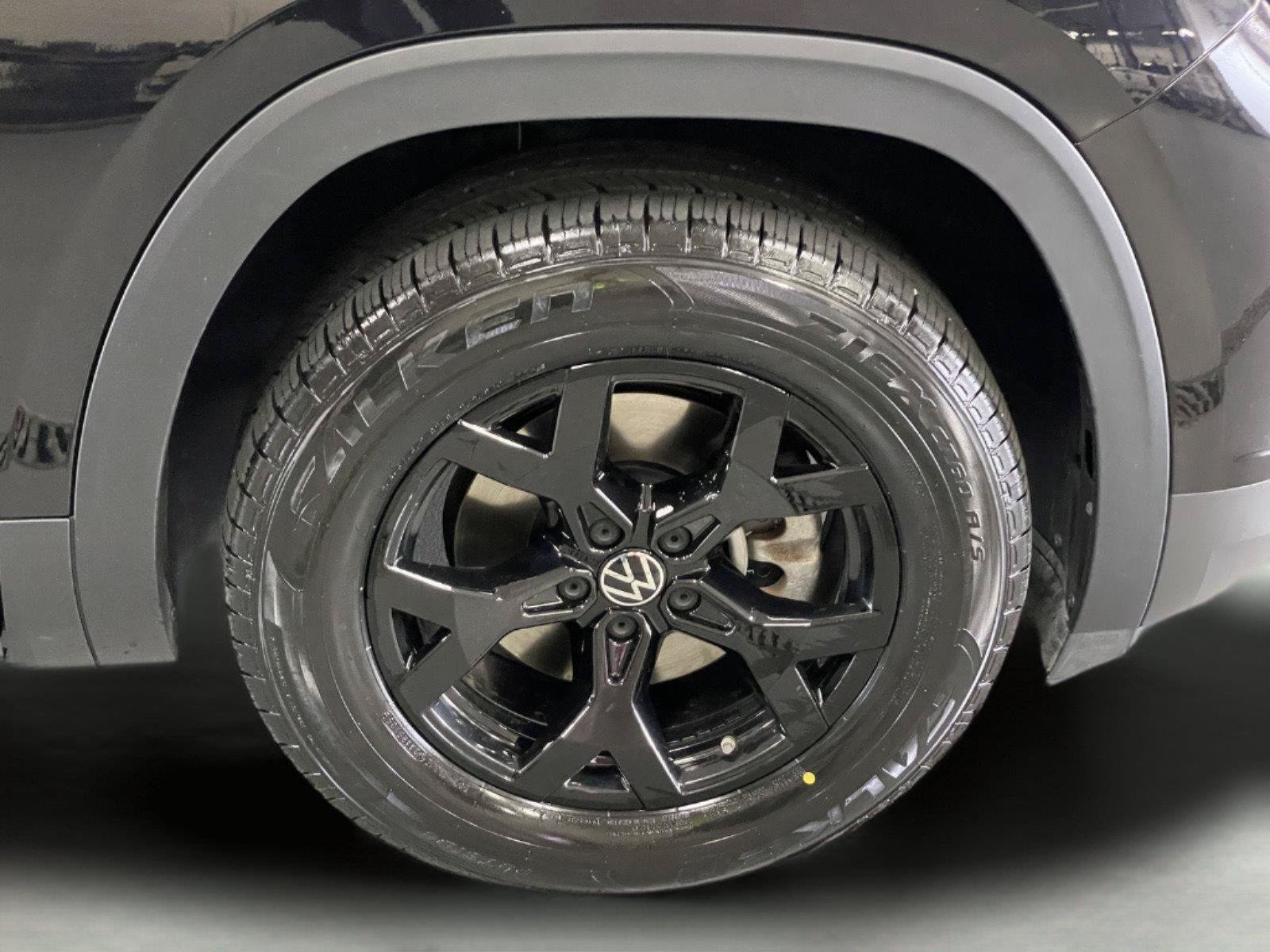 Used 2024 Volkswagen Atlas Peak Edition SE AWD/4WD image 35