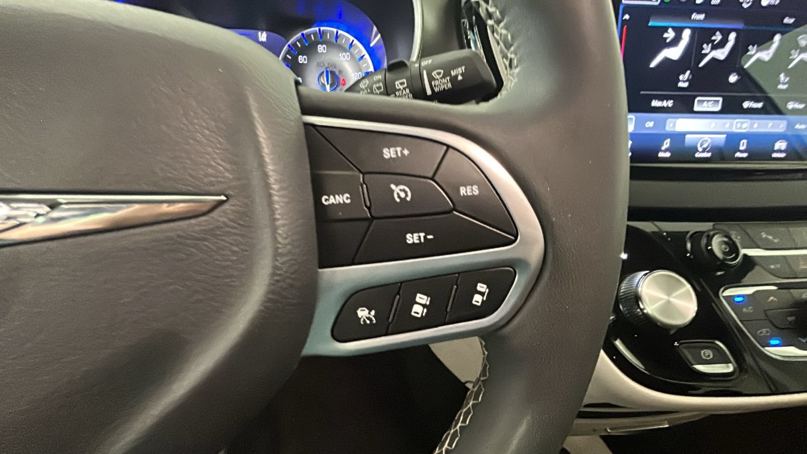 Used 2023 Chrysler Pacifica Touring-L FWD image 19