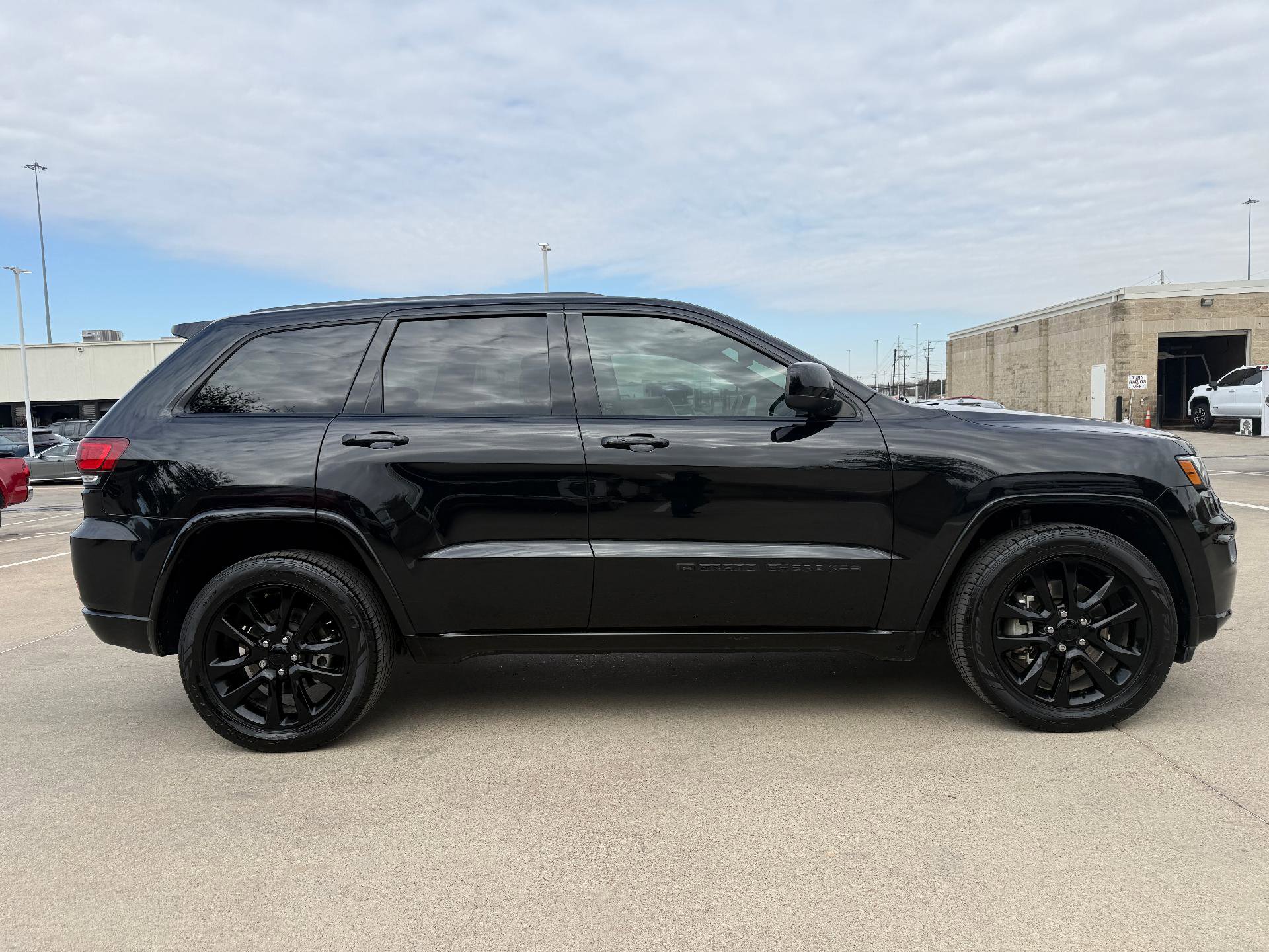 Used 2022 Jeep Grand Cherokee Laredo X image 4