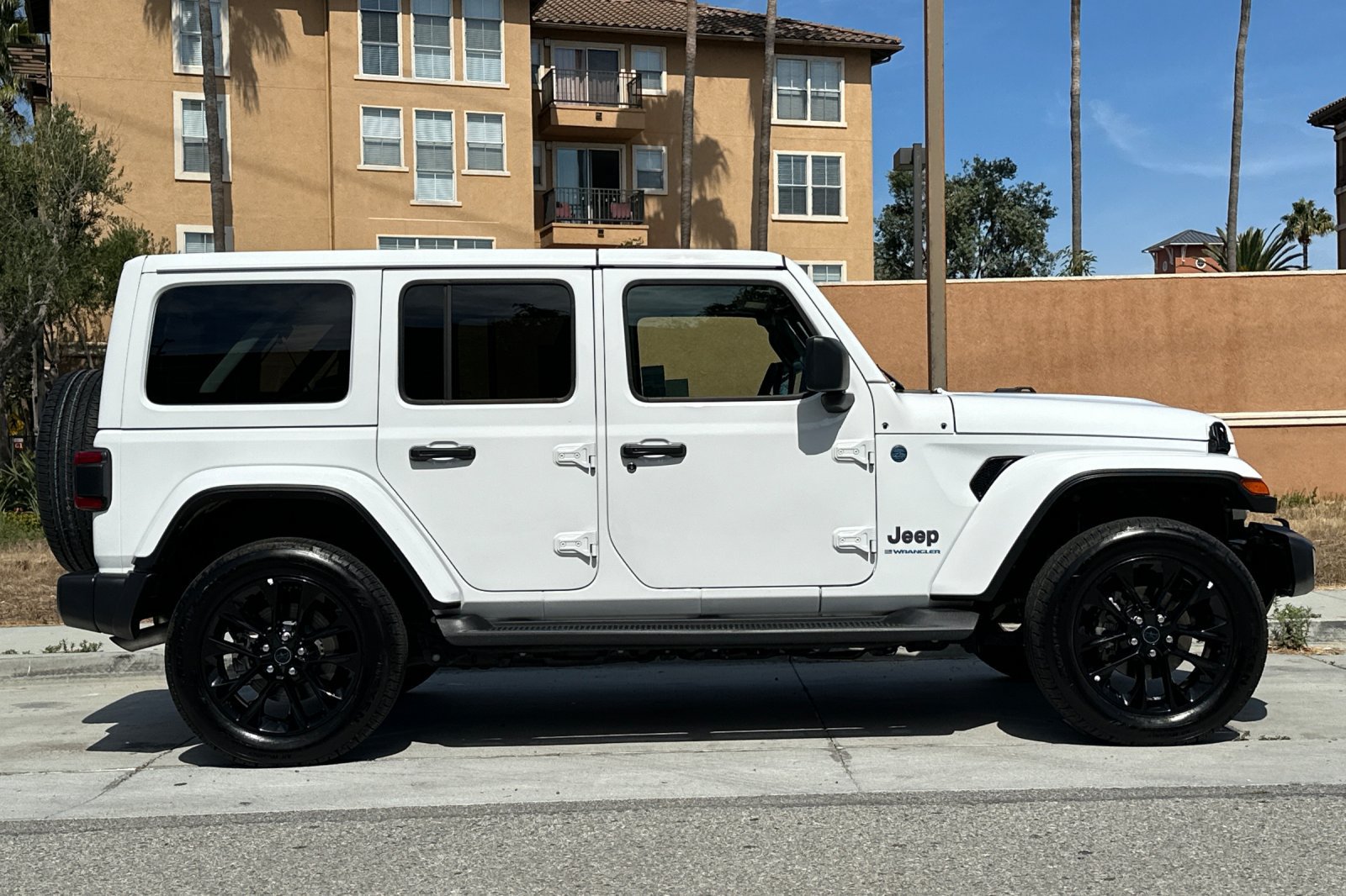 Used 2025 Jeep Wrangler Unlimited Sahara AWD/4WD image 3