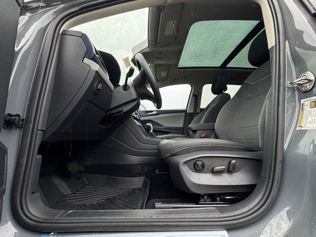 Used 2023 Volkswagen Taos SE w/ Panoramic Sunroof Package AWD/4WD image 16