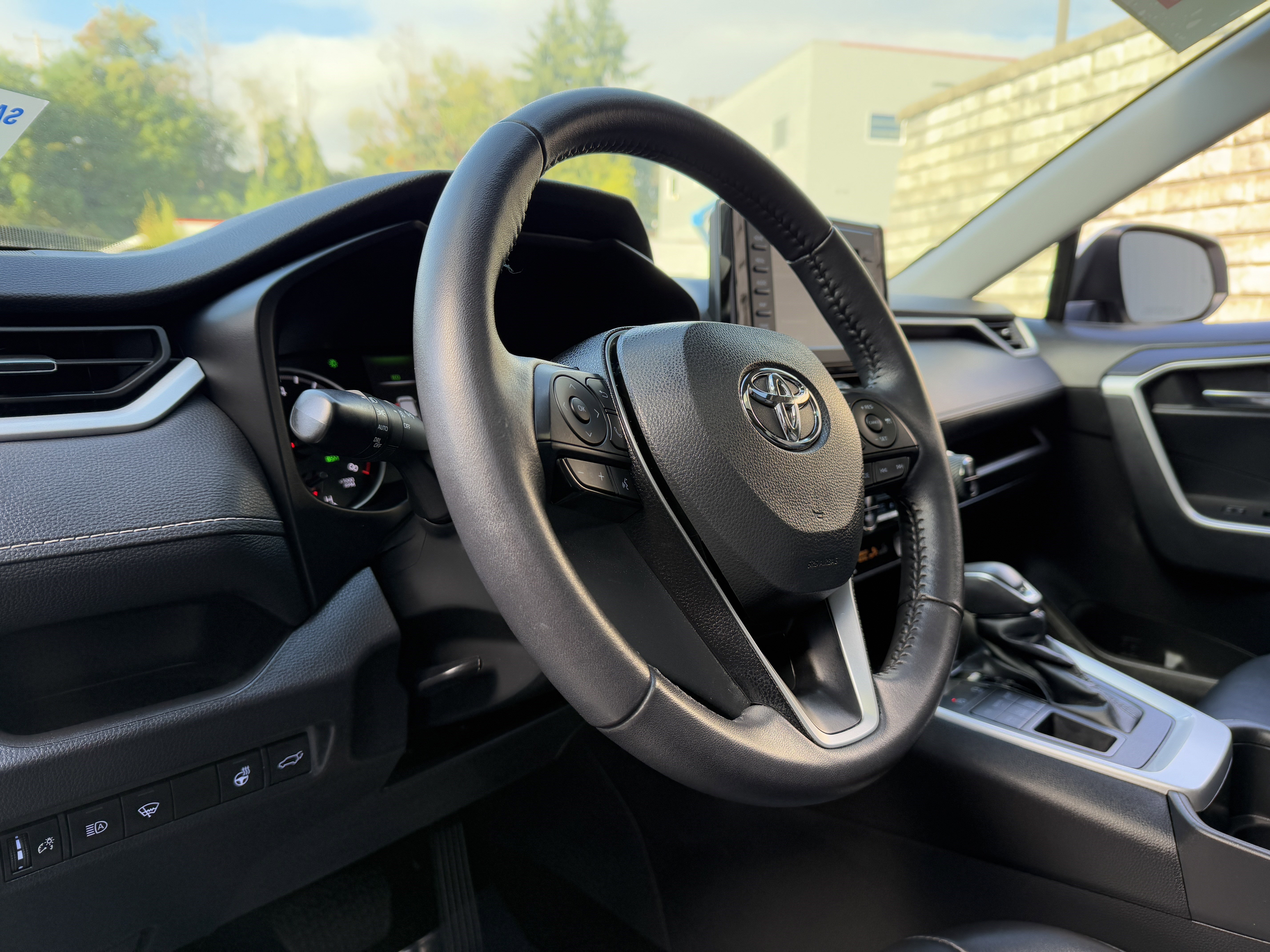 Used 2022 Toyota RAV4 XLE Premium image 10